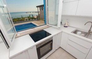 Kühlschrank, Ofen, Herdplatte, Wasserkocher mit Kaffee-/Teezubehör