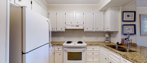 Réfrigérateur, micro-ondes, four, plaque de cuisson