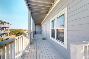 Property grounds - Pelican Point: Ocean View condo with Amazing Views and Pool (Atlantic Beach)