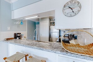 Kjøleskap, mikrobølgeovn, ovn og kokeplater