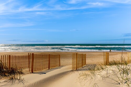 Charming beach condo with seasonal pool & washer/dryer - steps from the ocean
