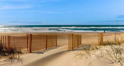 Charming beach condo with seasonal pool & washer/dryer - steps from the ocean