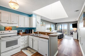 Kjøleskap, mikrobølgeovn, ovn og kokeplater