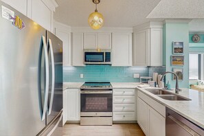 Køleskab, mikrobølgeovn, ovn, kogeplade