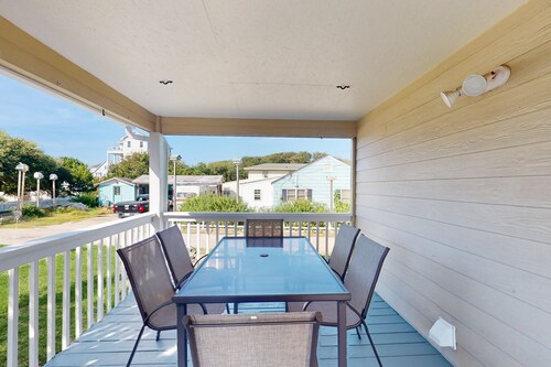 Ocean Breeze: Coastal home with patio, close to beach and local attractions