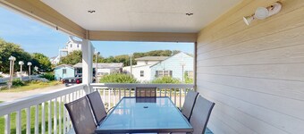 Ocean Breeze: Coastal home with patio, close to beach and local attractions
