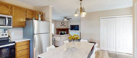 冷蔵庫、電子レンジ、オーブン、コンロ