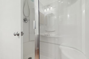 Dusche, Haartrockner, Handtücher