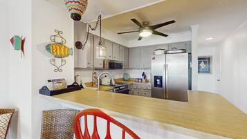 Geladeira, micro-ondas, fogão, cooktop