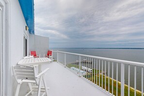 Outdoor dining - Waterfront condo with shared pool, gym & game room, close to everything (Indian Beach)