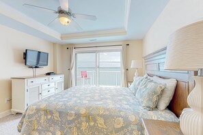 3 bedrooms, free WiFi, bed sheets, wheelchair access - Waterfront condo with shared pool, gym & game room, close to everything (Indian Beach)