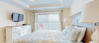 Waterfront condo with shared pool, gym & game room, close to everything