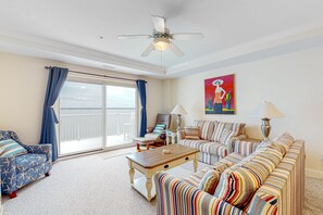 TV, DVD player, table tennis - Waterfront condo with shared pool, gym & game room, close to everything (Indian Beach)