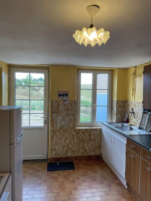 Mikrobølgeovn, ovn, kokeplater og oppvaskmaskin