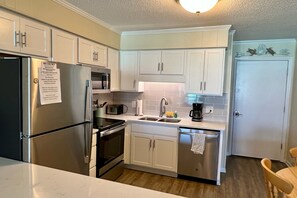 Kjøleskap, mikrobølgeovn, ovn og kokeplater