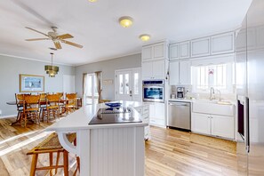 Kjøleskap, mikrobølgeovn, ovn og kokeplater