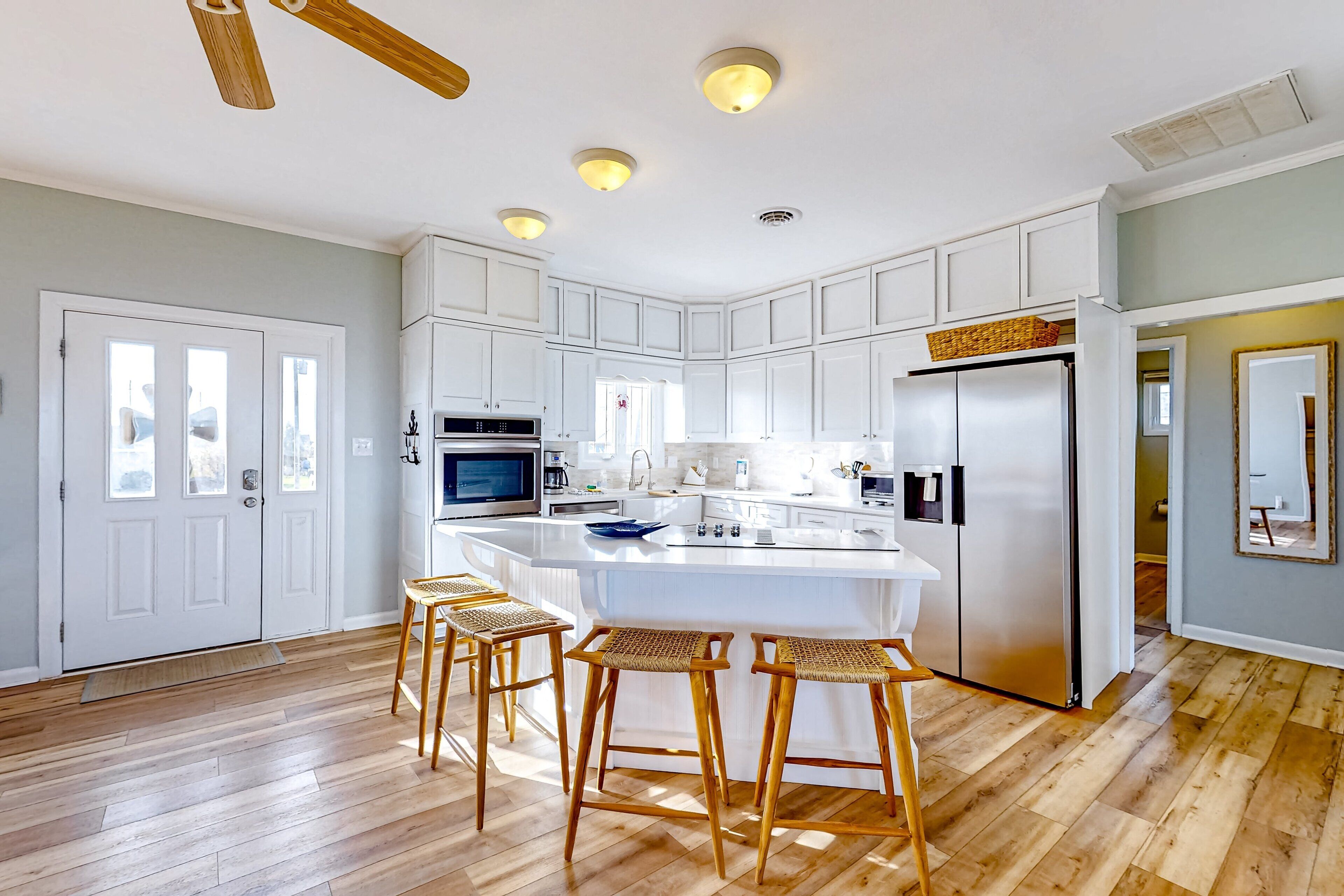 Kylskåp, mikrovågsugn, ugn och spishäll