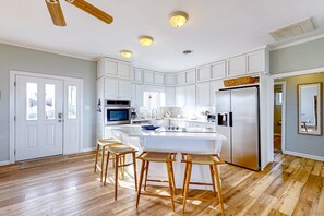 Kjøleskap, mikrobølgeovn, ovn og kokeplater