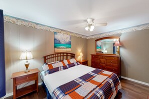 1 bedroom, free WiFi, bed sheets - 3rd-Floor Condo Overlooking Courtyard w/Beach Views, WiFi, Shared Pools/Hot Tub (Atlantic Beach)