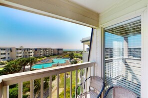 Property grounds - 3rd-Floor Condo Overlooking Courtyard w/Beach Views, WiFi, Shared Pools/Hot Tub (Atlantic Beach)