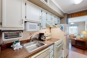 Køleskab, mikrobølgeovn, ovn, kogeplade