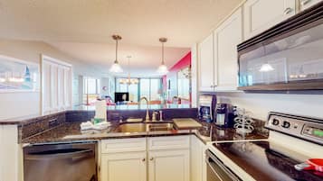 Jääkaappi, mikroaaltouuni, uuni, liesi