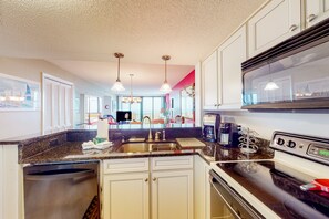 Kjøleskap, mikrobølgeovn, ovn og kokeplater