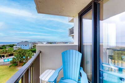 4th-Floor oceanfront condo with amazing view, WiFi & shared pools/hot tub/gym