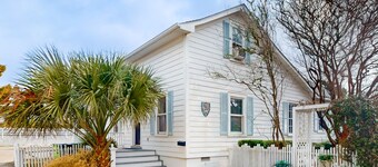 Historic dog-friendly home with Central AC, Gas Grill and Cozy Patio