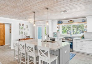 Private kitchen - 3-bedroom waterfront house in fabulous Cudjoe Key (Cudjoe Key)
