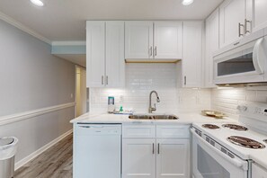 Fridge, microwave, oven, stovetop - Second-Floor, Ocean View Condo with WiFi & Shared Pools/Hot Tub/Putt-Putt (Atlantic Beach)