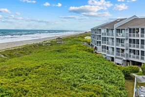 Beach - Modern waterfront gem with pools, direct beach access, WiFi & balcony (Atlantic Beach)