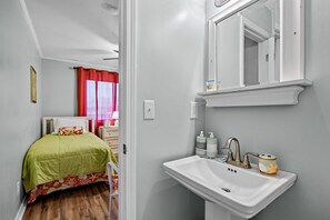 3 bedrooms, free WiFi, bed sheets - Modern waterfront gem with pools, direct beach access, WiFi & balcony (Atlantic Beach)