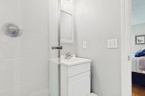 Douche, séchoir à cheveux, serviettes fournies