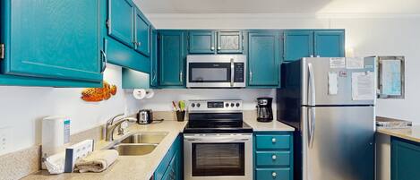 Køleskab, mikrobølgeovn, ovn, kogeplade