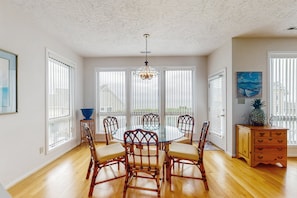 Dining - Beautiful ocean front home with direct beach access and outdoor shower (Pine Knoll Shores)