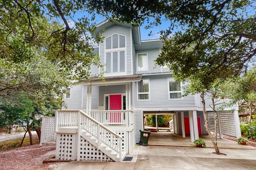 Beautiful ocean front home with direct beach access and outdoor shower