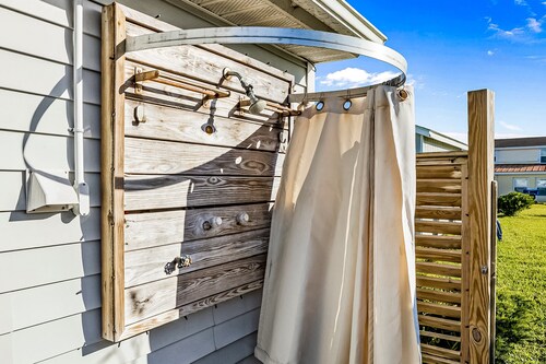 Mermaid Cove: Dog-friendly, minutes to beach