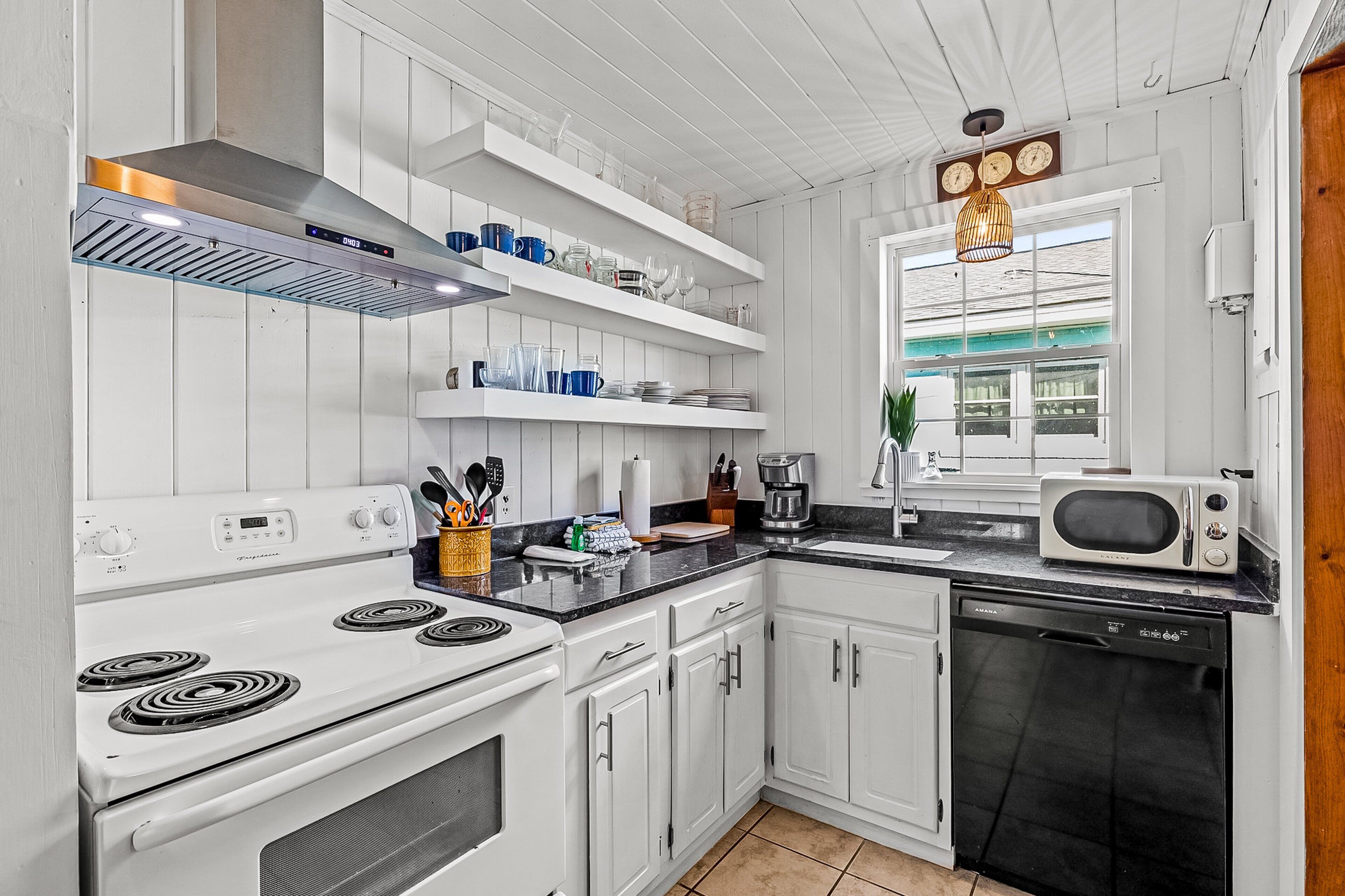 Frigorífico, microondas, horno y placa de cocina