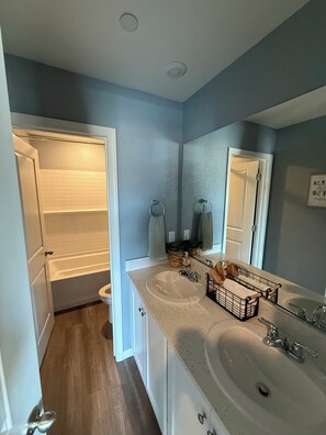 Shower, towels, soap, toilet paper - Bright 4-bedroom house with AC in Lathrop (Lathrop)