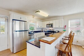 Kjøleskap, mikrobølgeovn, ovn og kokeplater