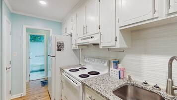 Coffee/tea maker, fridge, microwave, oven