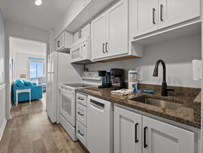 Kühlschrank, Mikrowelle, Ofen, Herdplatte