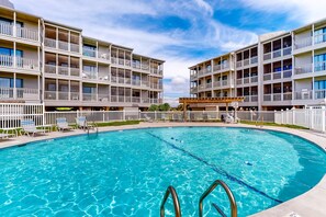 Pool - Oceanfront condo with shared pool, beach access and ocean views (Atlantic Beach)