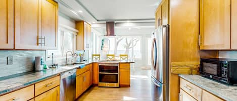 Frigorífico, microondas, horno y placa de cocina