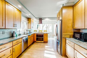 Køleskab, mikrobølgeovn, ovn, kogeplade