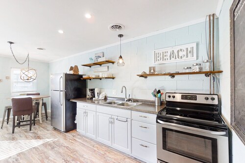 Dog-Friendly Duplex Third-Row Up From Beach with Free WiFi, Enclosed Yard