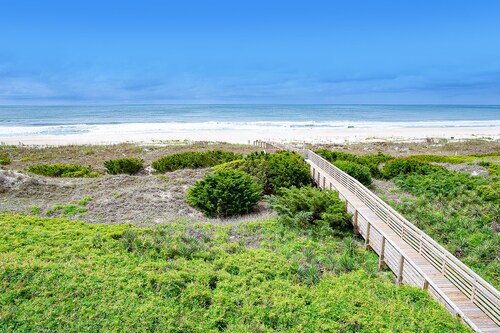 Polay-Polay | Condo 1 block from Atlantic Beach with pool, gazebo & rec room