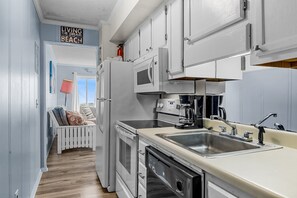 Wasserkocher mit Kaffee-/Teezubehör, Kühlschrank, Mikrowelle, Ofen