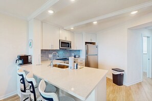 Køleskab, mikrobølgeovn, ovn, kogeplade